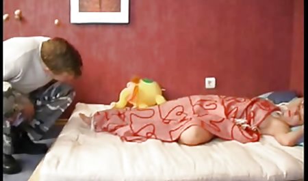 Прекрасная женщина со стеклянным дилдо играет со своим влагалищем